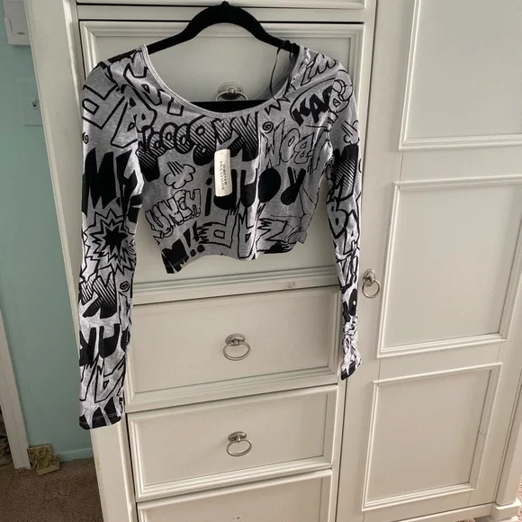 Forever 21 NWT Crop Top- Long Sleeve- Grey & Black Batman Inspired Size Medium - Picture 3 of 12